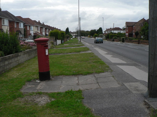 File:Wallisdown, postbox No. BH12 314, Wallisdown Road - geograph.org.uk - 926124.jpg