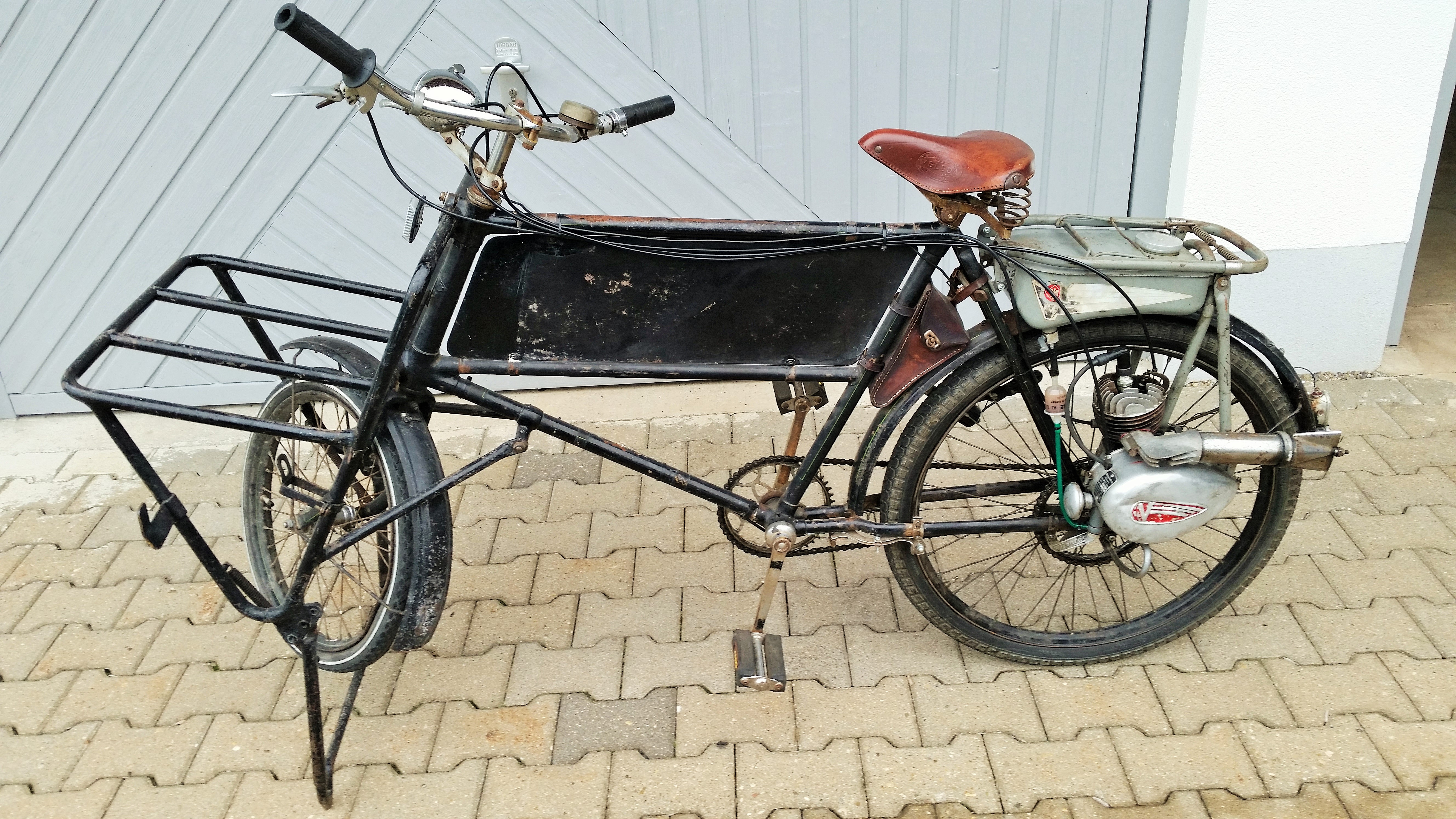 File:Wanderer 2019 (1)mit Victoria-Vicki Fahrrad-Einbau-Motor EM 38 L  Vicki.jpg - Wikimedia Commons
