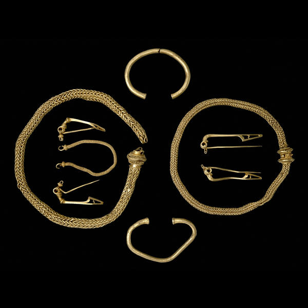 File:Winchester Hoard items.jpg