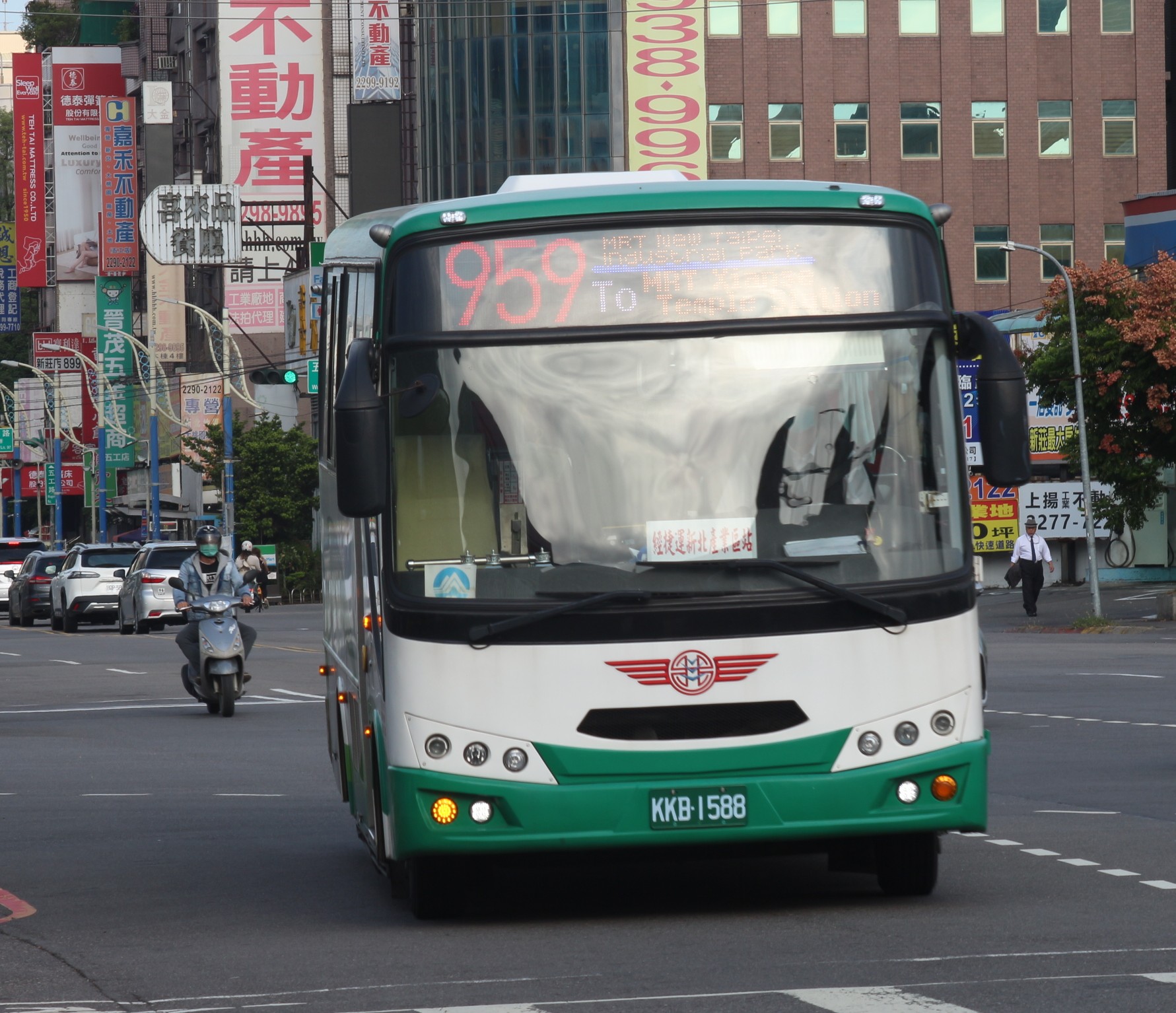 File:三重客運KKB-1588 959 行經新北市新莊區五工路捷運新北產業園區站 