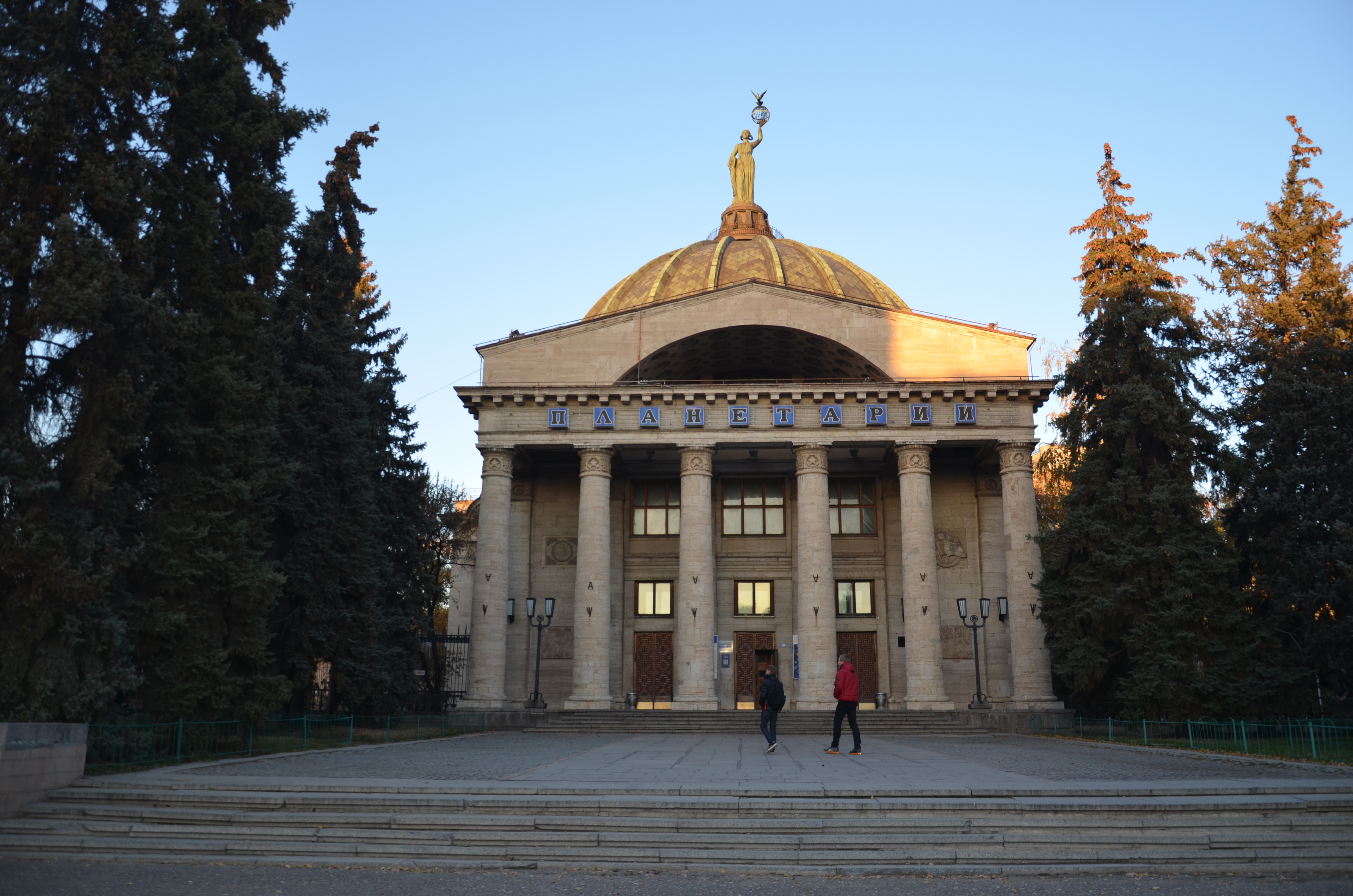 Волгоградский планетарий ул гагарина 14 волгоград. Планетарий Волгоград. Гагарина 14 Волгоград. Планетарий Волгоград Гагарина 14. Театр на Гагарина Волгоград.