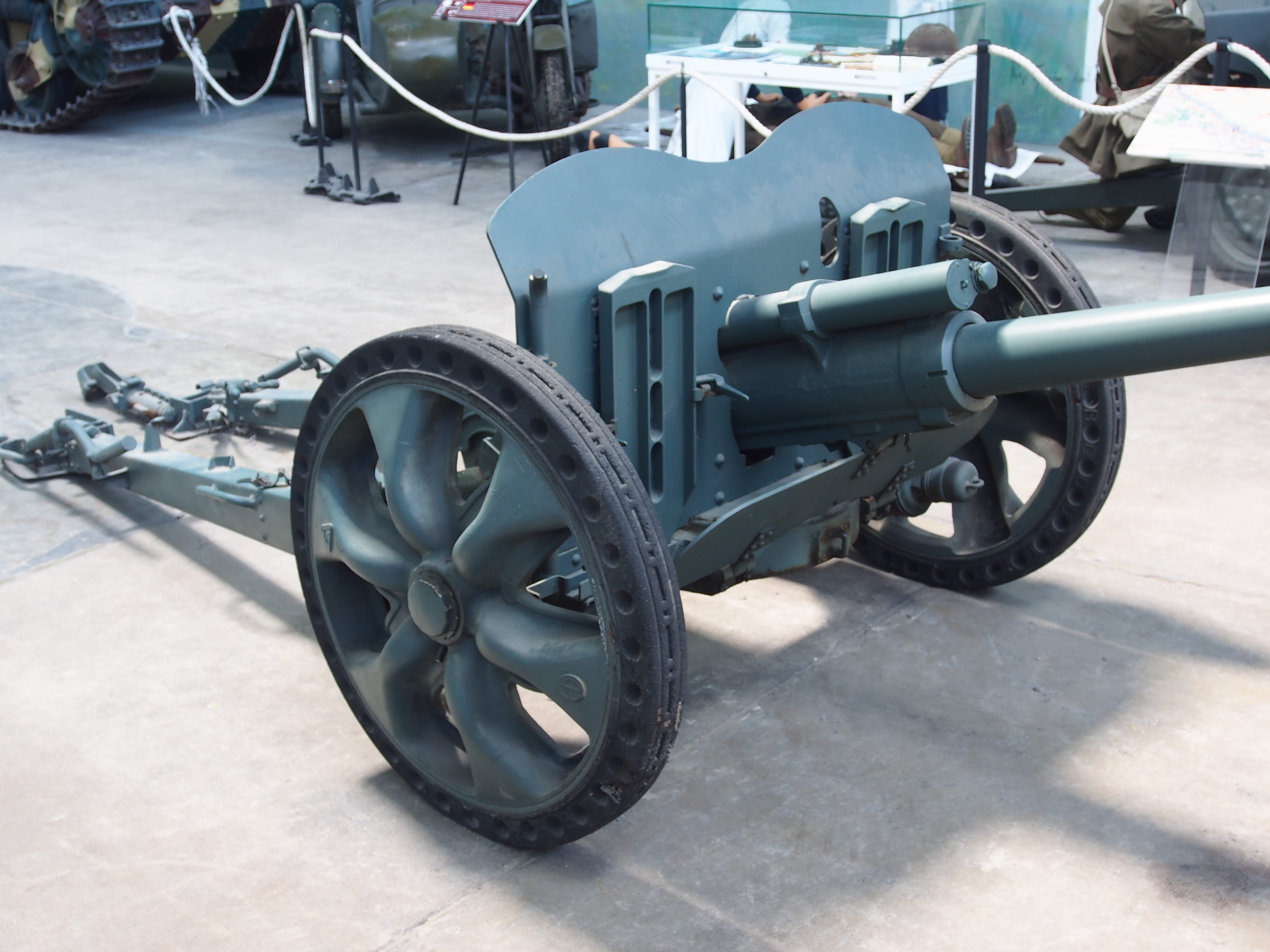 File:1937 47mm Canon SA 37 anti tank, Musée des Blindés, France