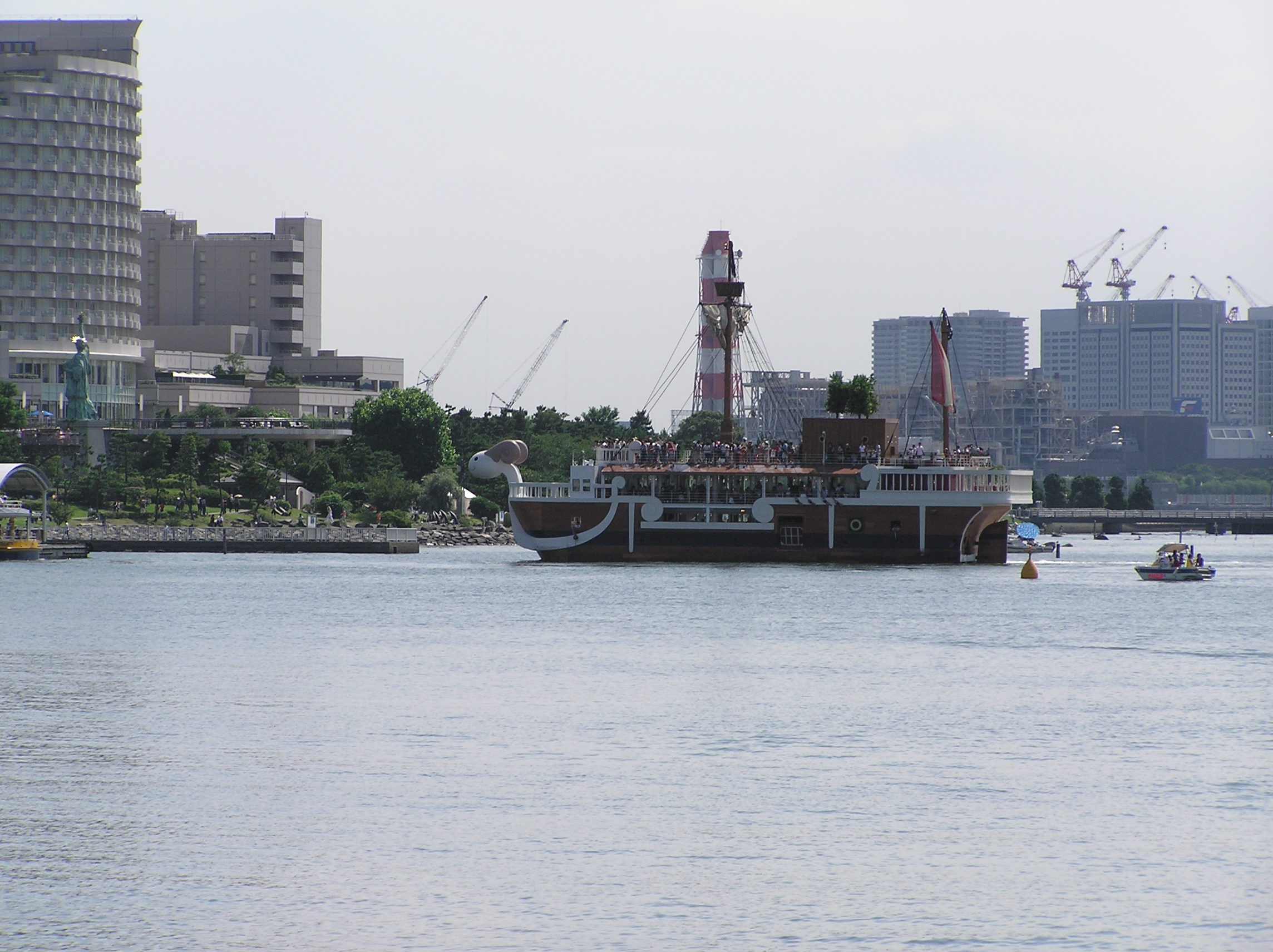 File 27 July 03 One Piece The Going Merry With Odaiba 1 Odaiba Tokyo Japan Jpg Wikimedia Commons