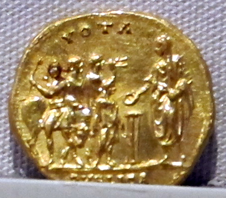 File:Adriano, aureo, 117-138 ca. 07.JPG