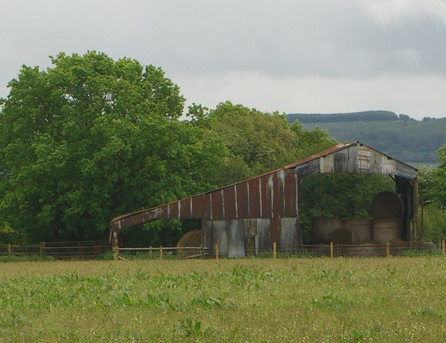 File:Barn on Tittle Path Hill - geograph.org.uk - 427159.jpg