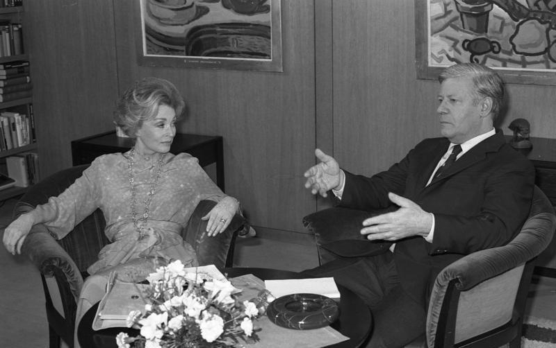 File:Bundesarchiv B 145 Bild-F062649-0017, Lilli Palmer interviewt Helmut Schmidt.jpg