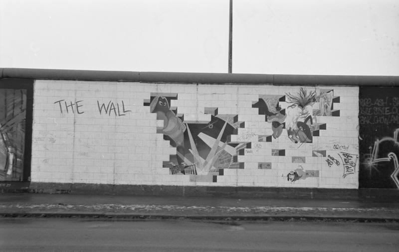 File:Bundesarchiv B 145 Bild-F086692-0007, Berlin, bemalte Reste der Berliner Mauer.jpg