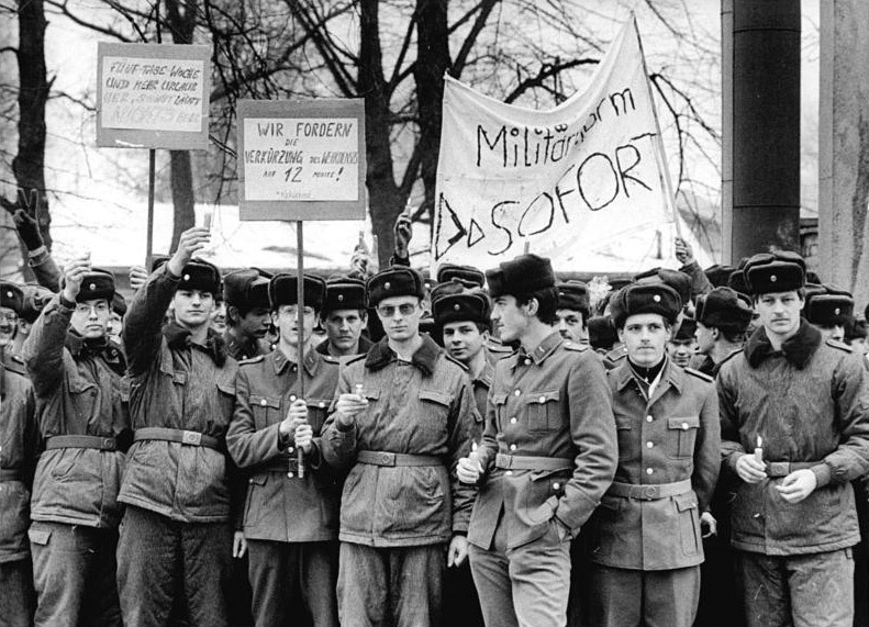 File:Bundesarchiv Bild 183-1990-0112-305, Cottbus, Soldatendemonstration.jpg