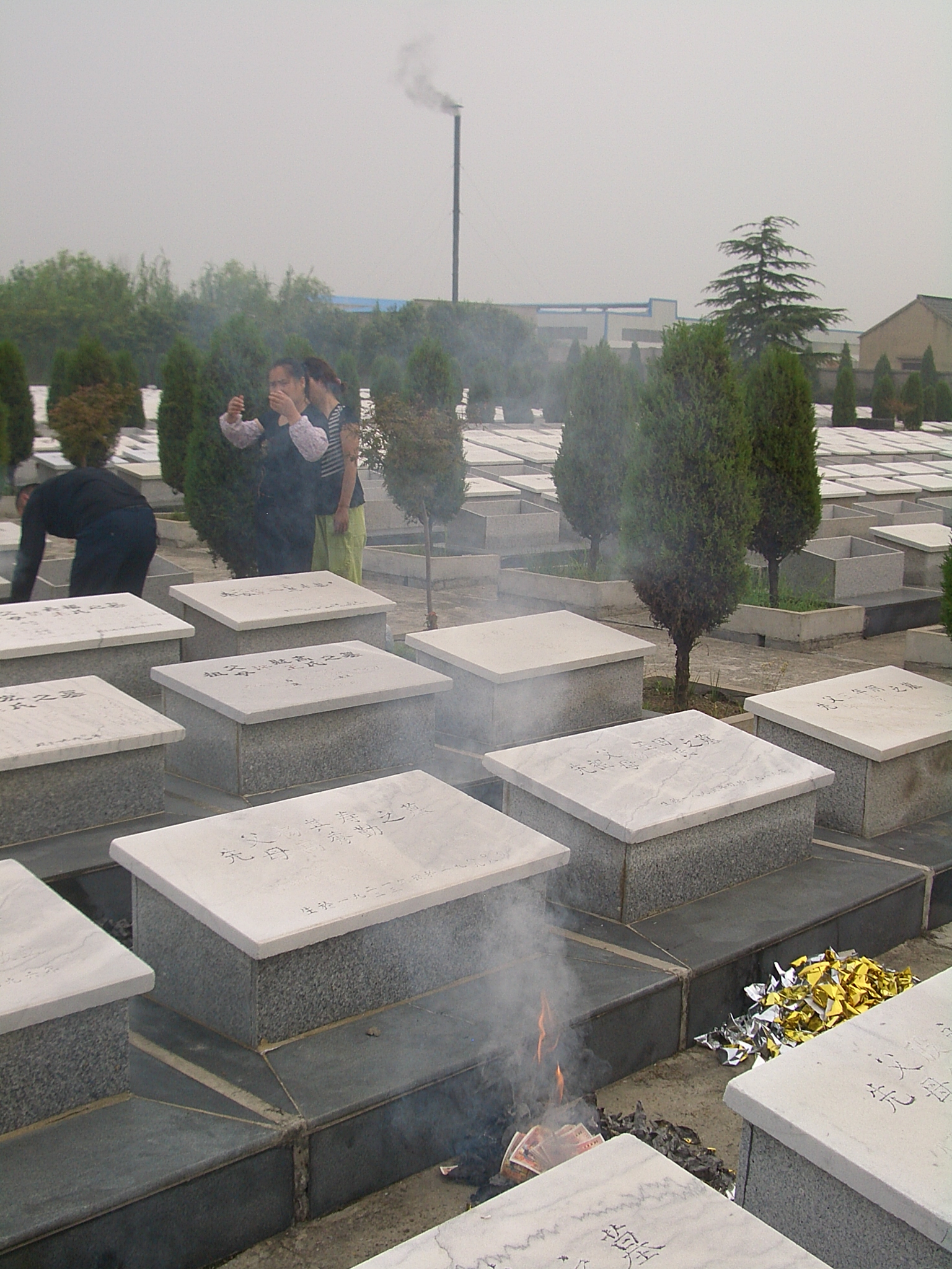 File:Burning-money-and-yuanbao-at-the-cemetery-3247.JPG - Wikimedia Commons