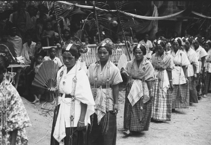 File:COLLECTIE TROPENMUSEUM Danseressen tijdens een dodenfeest van de Toraja in Sadang TMnr 10029397.jpg