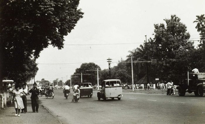 File:COLLECTIE TROPENMUSEUM De hoofdverkeersweg van Djakarta naar Djatinegara in de wijk Kramat Djakarta TMnr 60054767.jpg