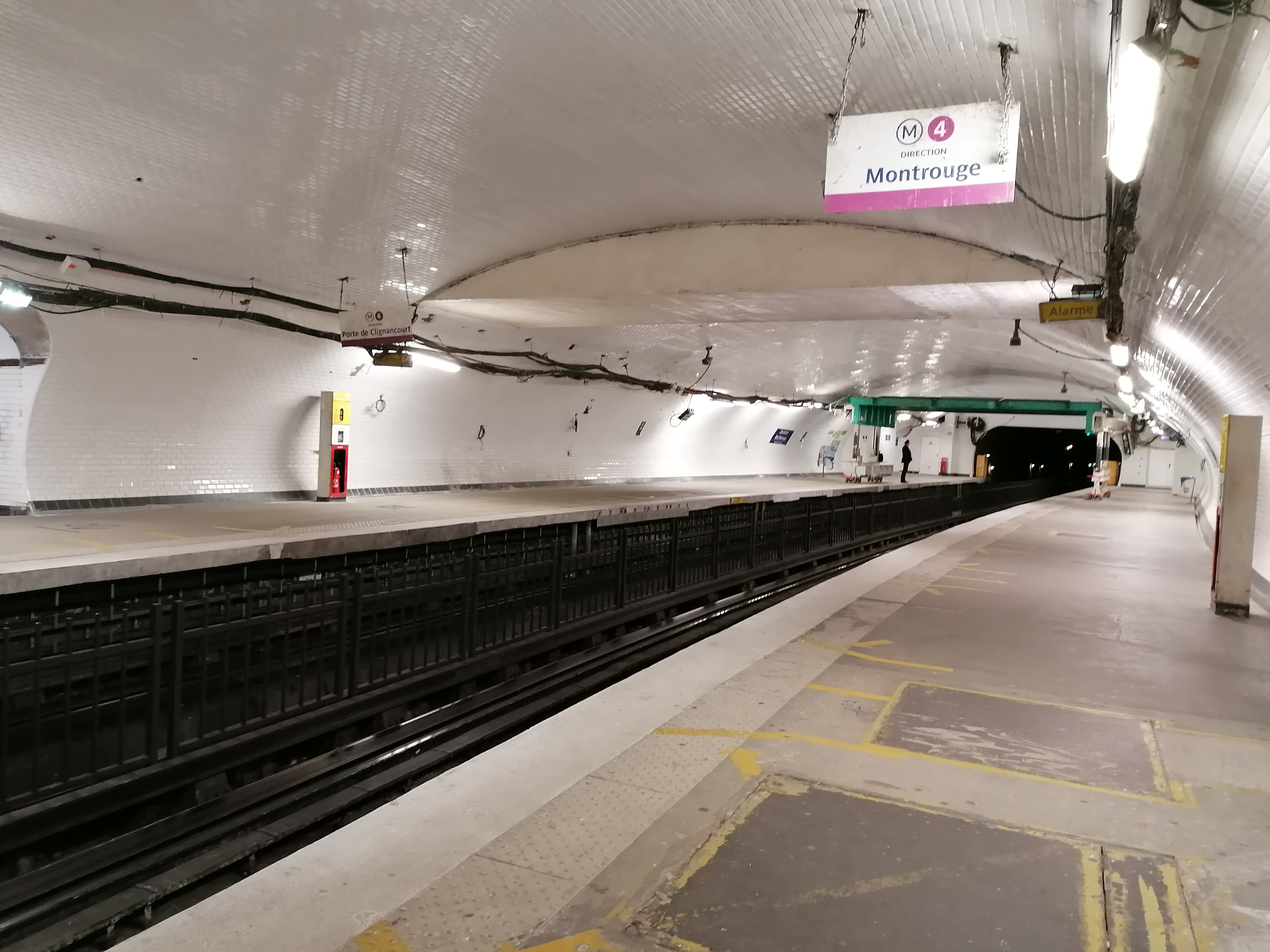 File:COVID-19, station de métro Denfert-Rochereau déserte, mars ...