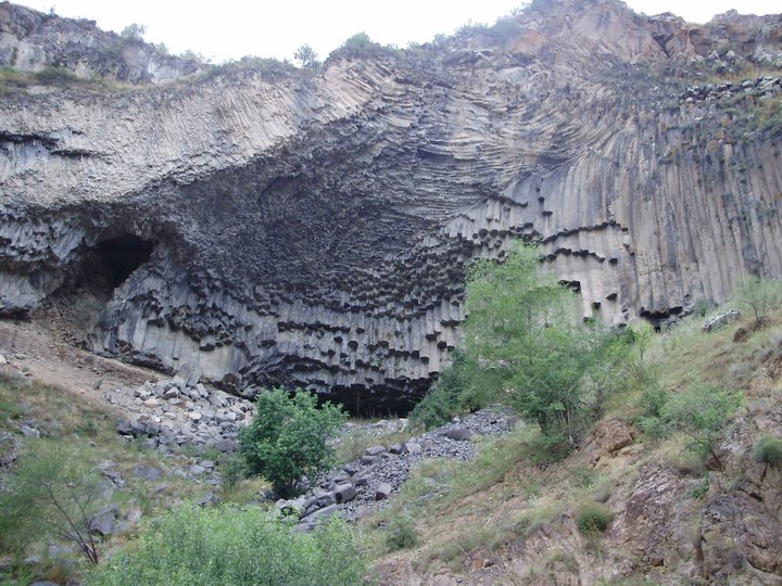 File:Caves near Karvachar.jpg