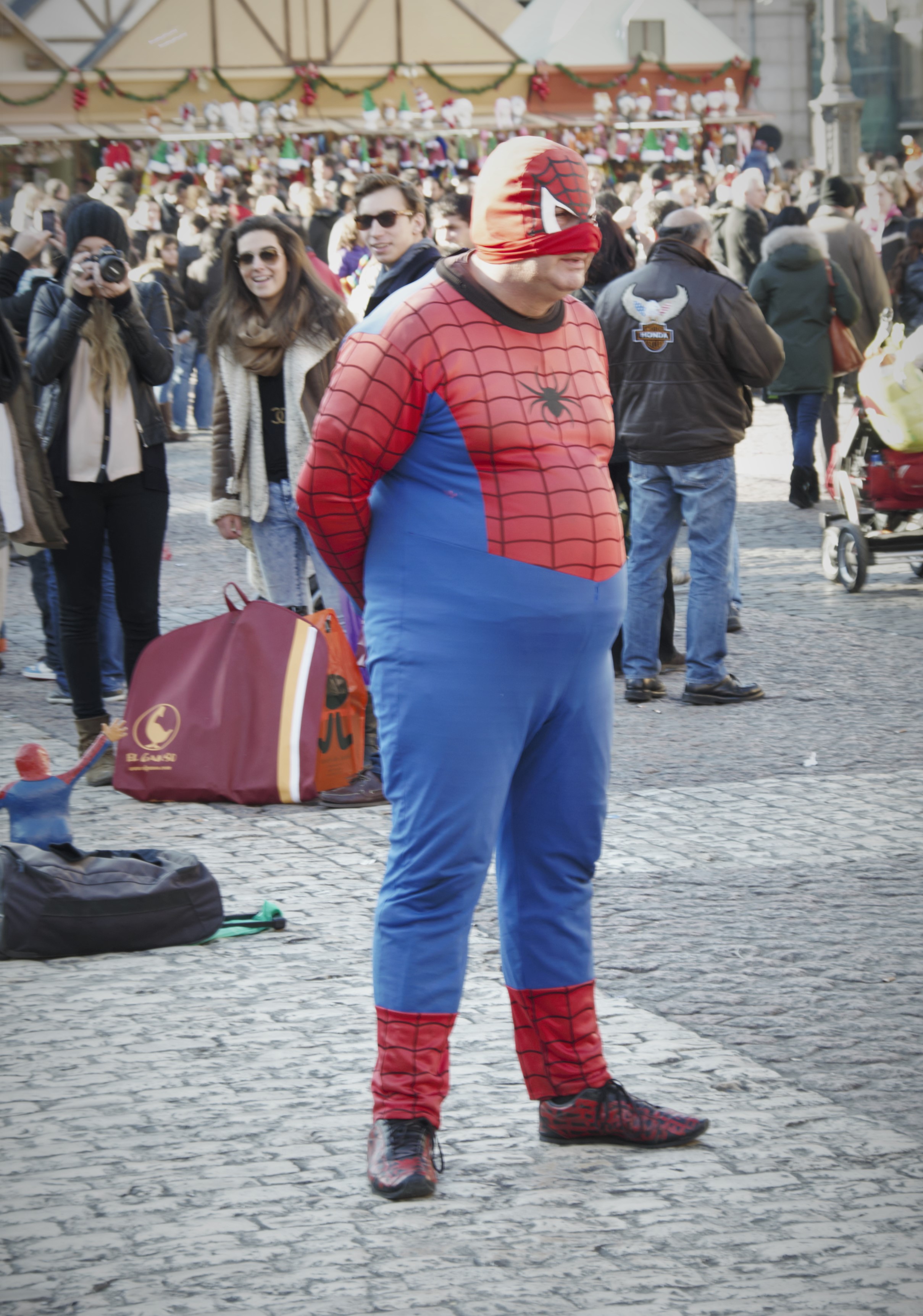 File:Cosplayer de Spiderman en la Plaza Mayor de  - Wikipedia