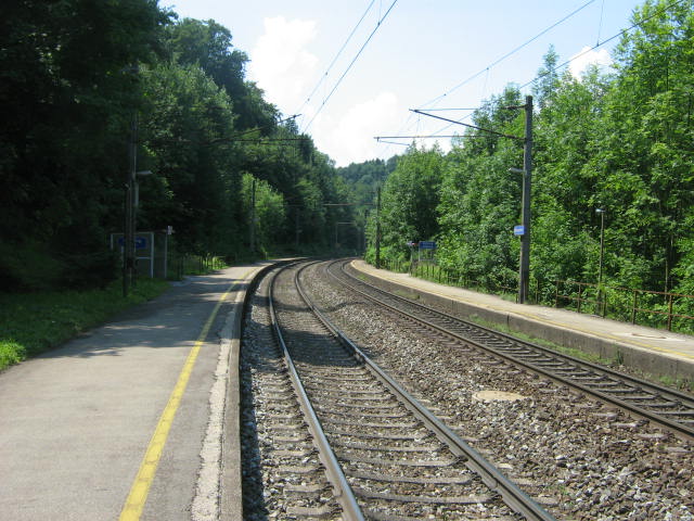 File:Eugendorf (Bahnhof).JPG