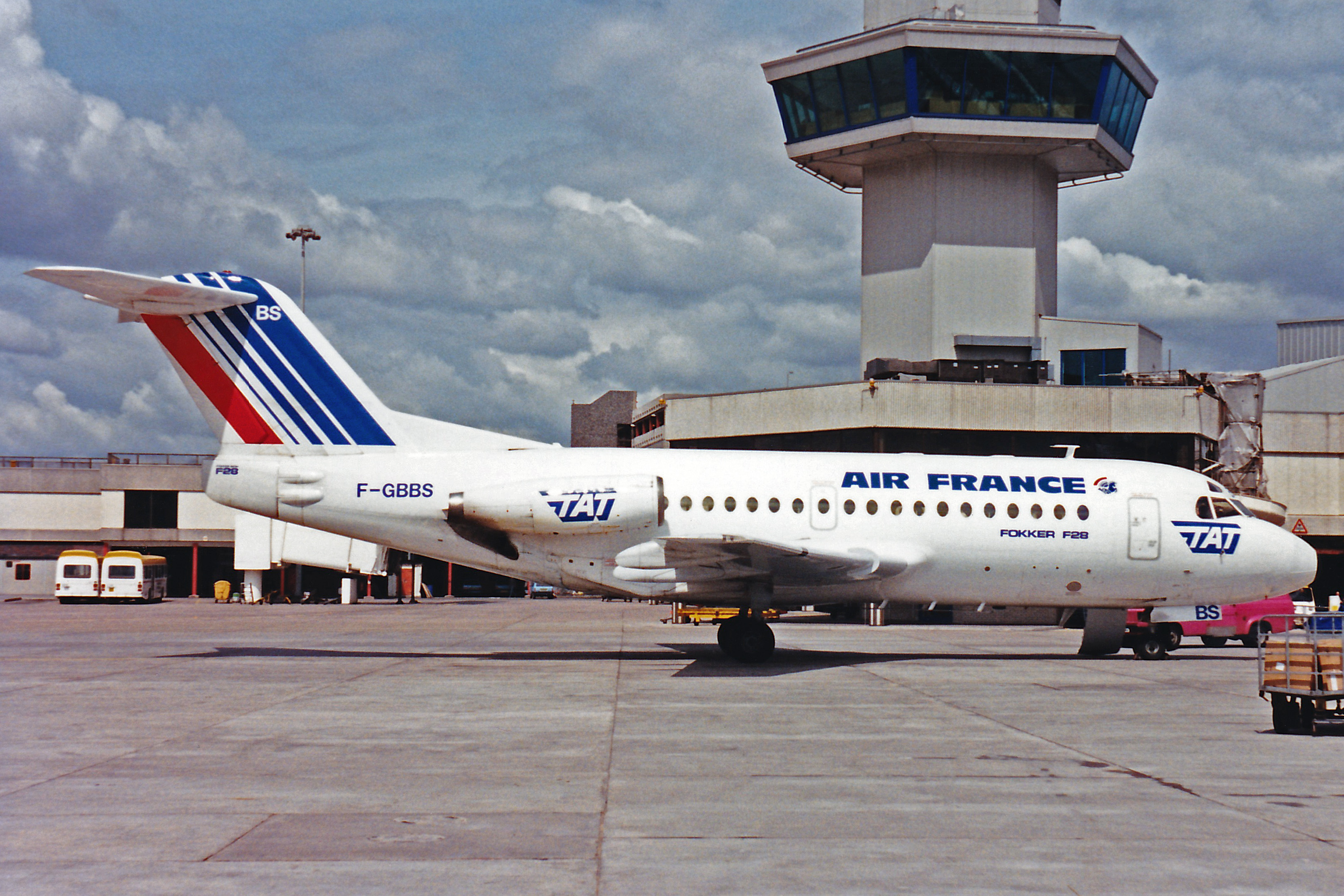 1000 28. VP BNF самолет. Грифон самолет Франция. Air France tat Fokker 28. Милан самолет Франции.