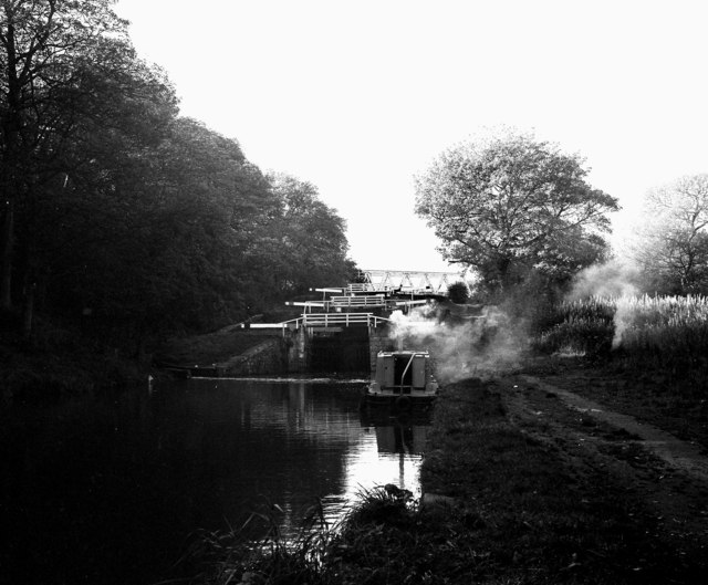 File:Field Three Rise locks, Leeds and Liverpool Canal - geograph.org.uk - 645451.jpg