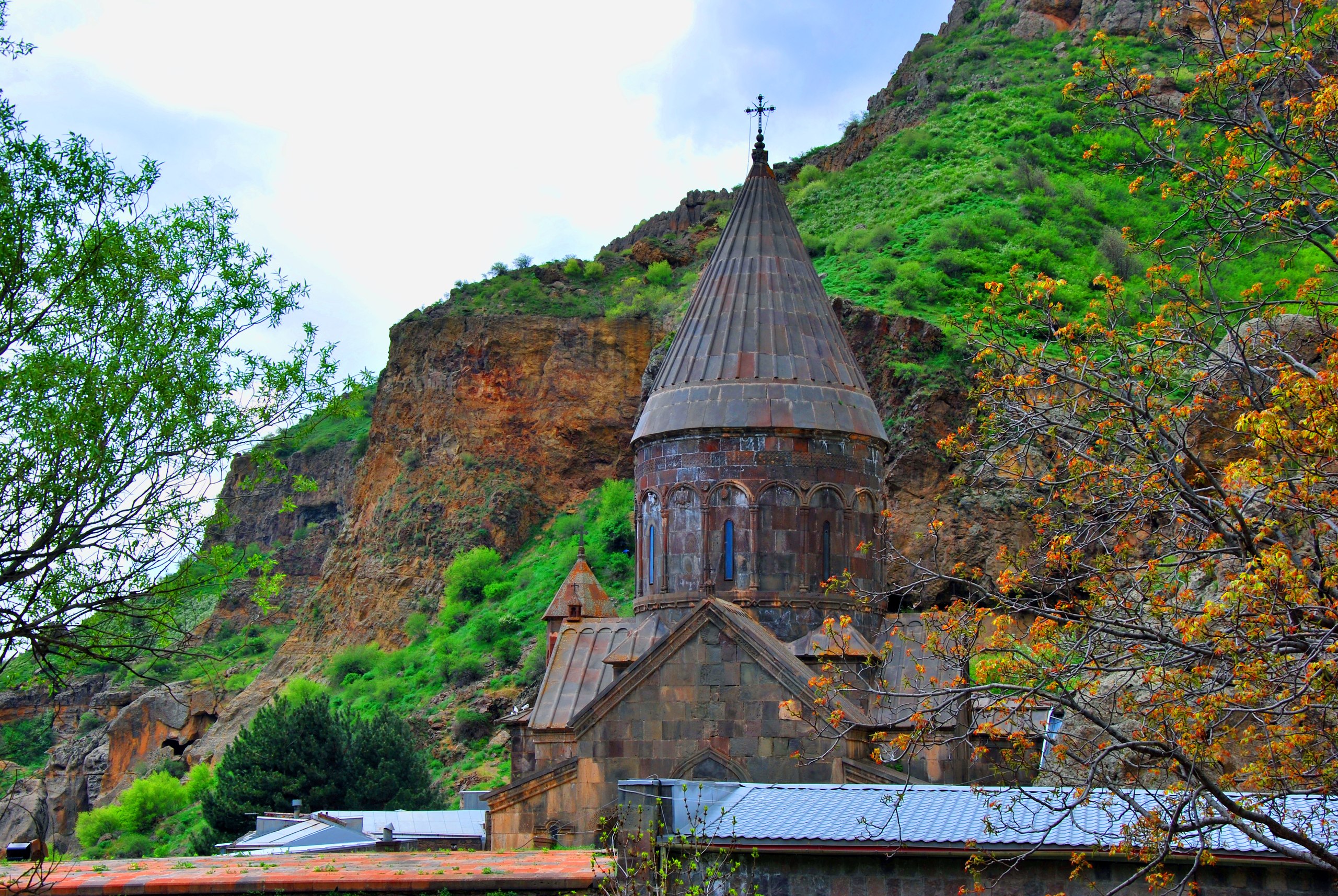 Гарни гегард. Монастырь Гегард Армения. Монастырский комплекс Гегард. Гехард монастырь Армения. Армения монастырский комплекс Гегард.