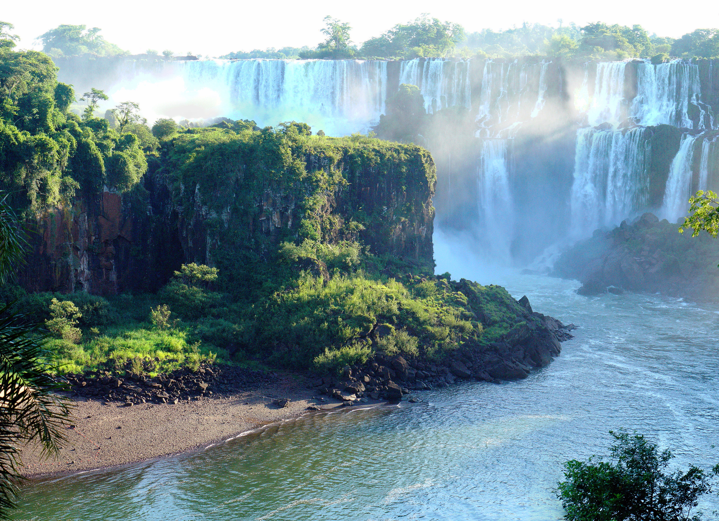 Влажность южной америки. Водопад на Амазонке Игуасу. Экваториальный климат Бразилия. Гвианская Амазония национальный парк. Национальный парк Игуасу растения.