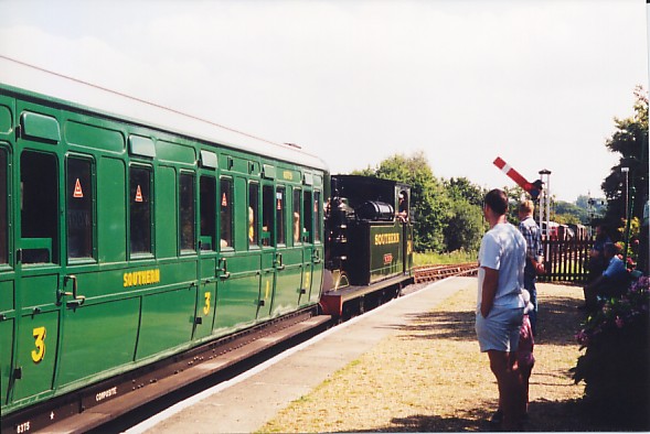 File:IoWSR coach & O2.jpg