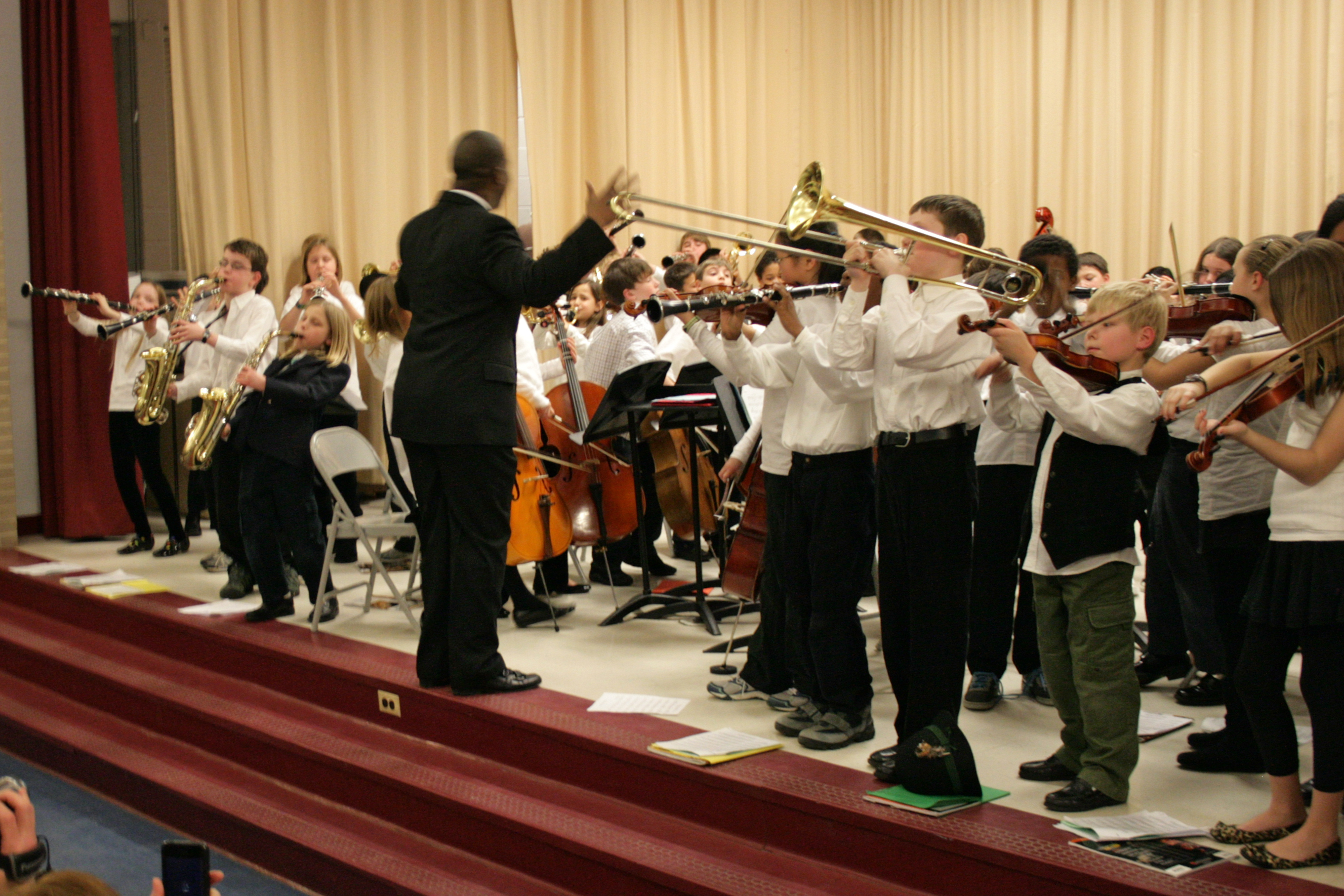 Музыкальное мероприятие в школе. Детский оркестр Реутов.