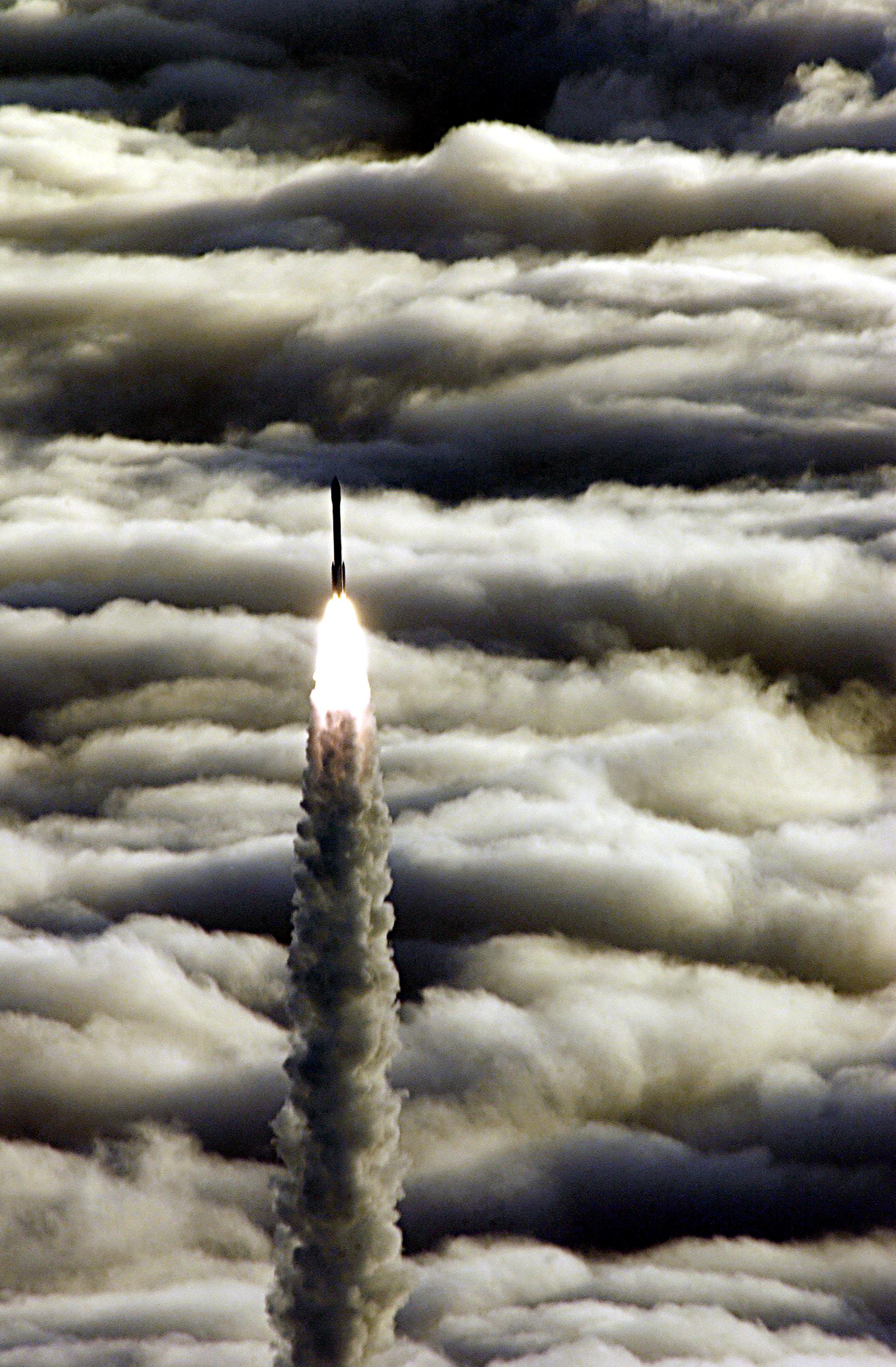 Ракета боинг. Soar clouds.