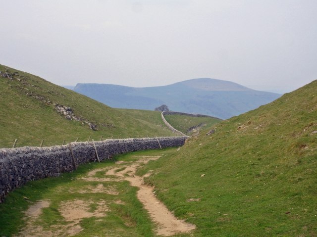 Limestone Way at the top of Cave Dale - geograph.org.uk - 416014