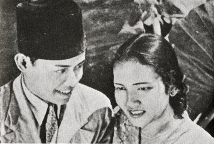 File:Mochtar and Roekiah, at Sampoerna Theatre.jpg