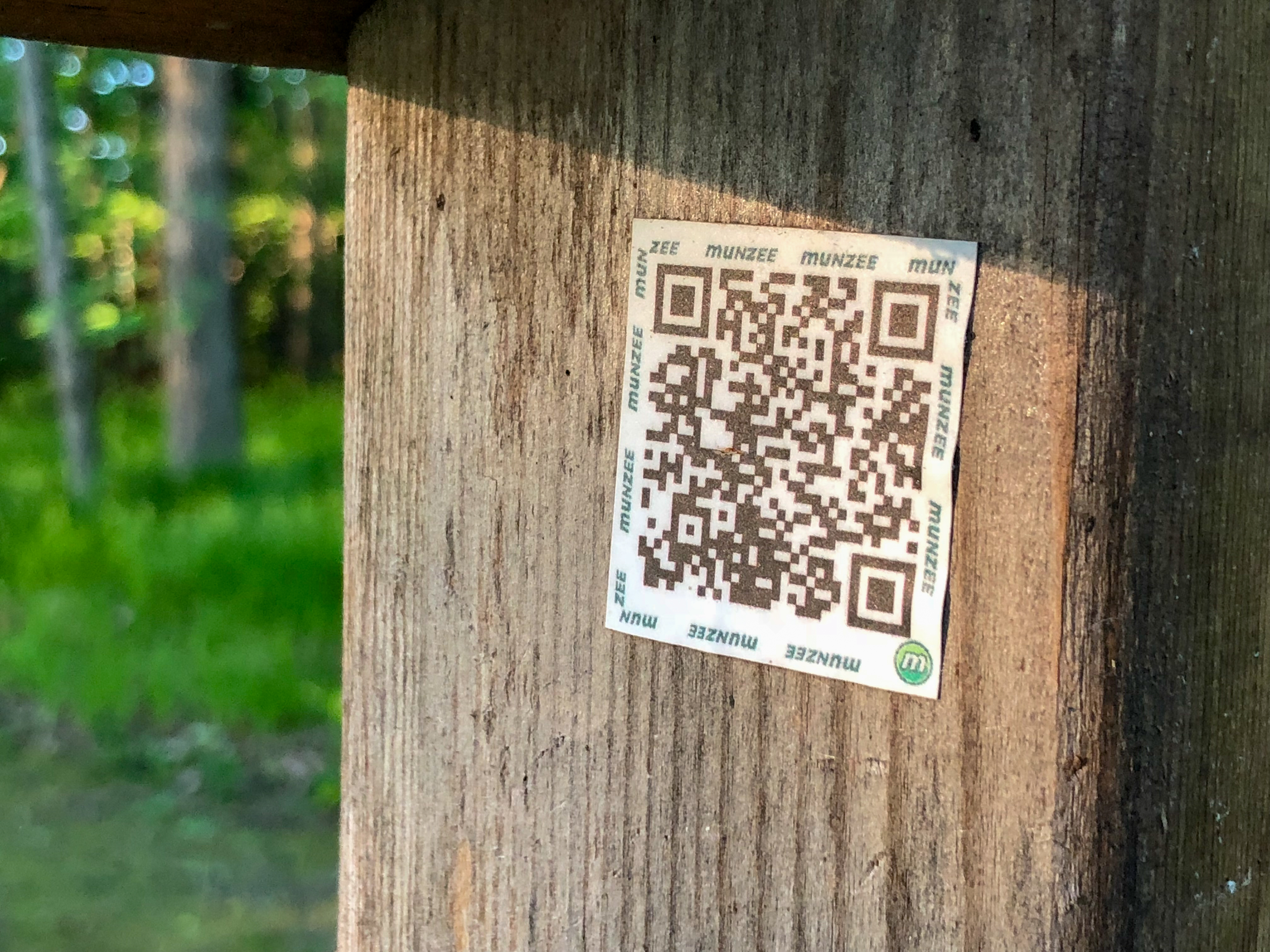 Qr код на бумаге. QR код. Прикольный QR код. QR код из дерева. Шуточный QR код.