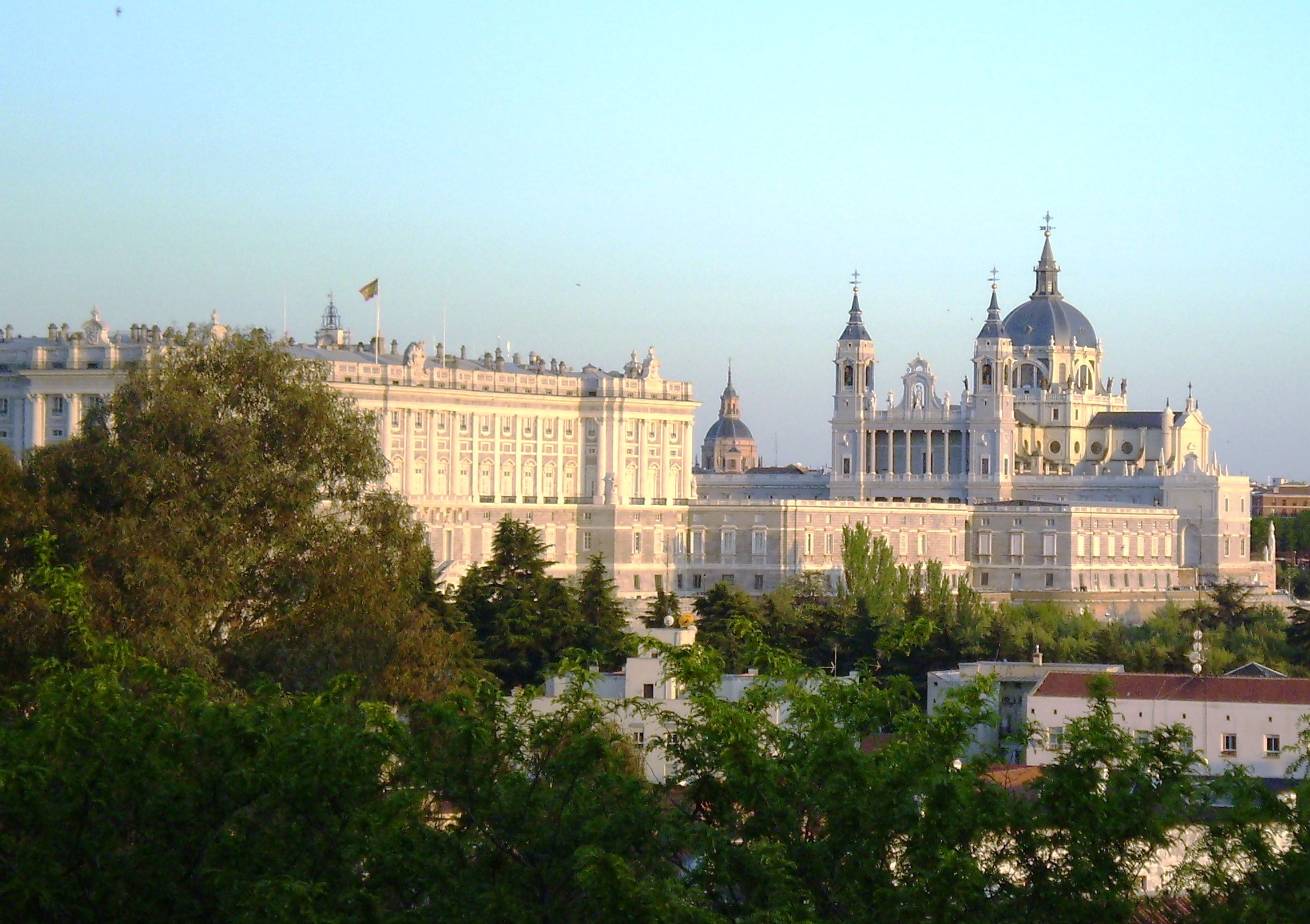 Palacio Real y Catedral de la Almudena Madrid.jpg