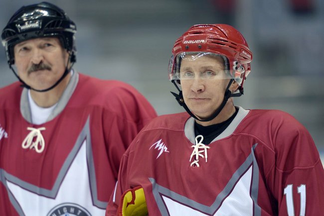 File:Putin Sochi ice hockey 4 jan 2014 - 03.jpg