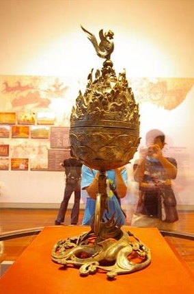 File:Replica of Gilt-Bronze Incense Burner of the Baekje period from Neungsan-ri, Buyeo 백제 금동대향로(복제품).jpg