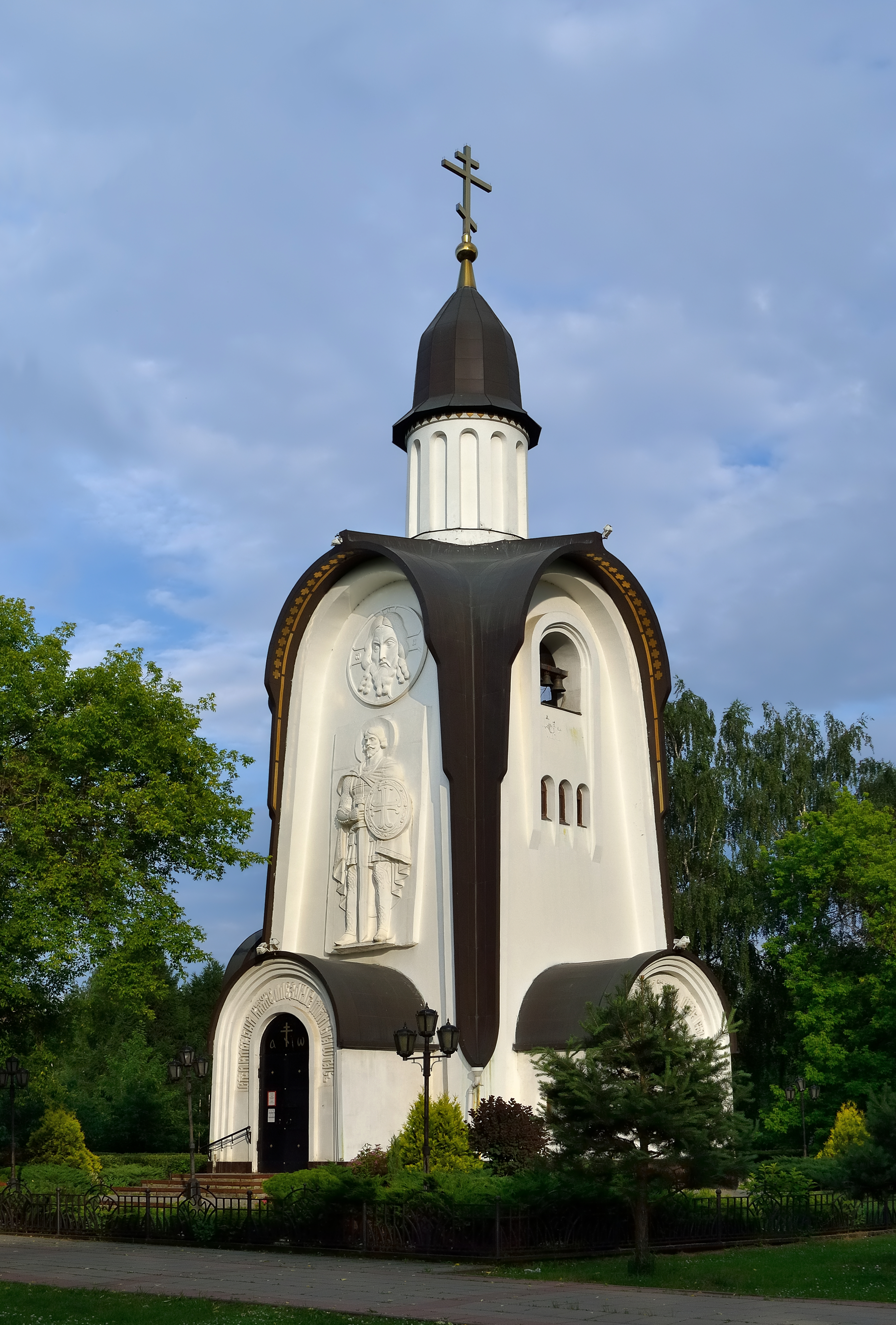 Файл:St Alexander Nevsky Chapel in Korolyov Moscow Oblast View from northwest.jpg