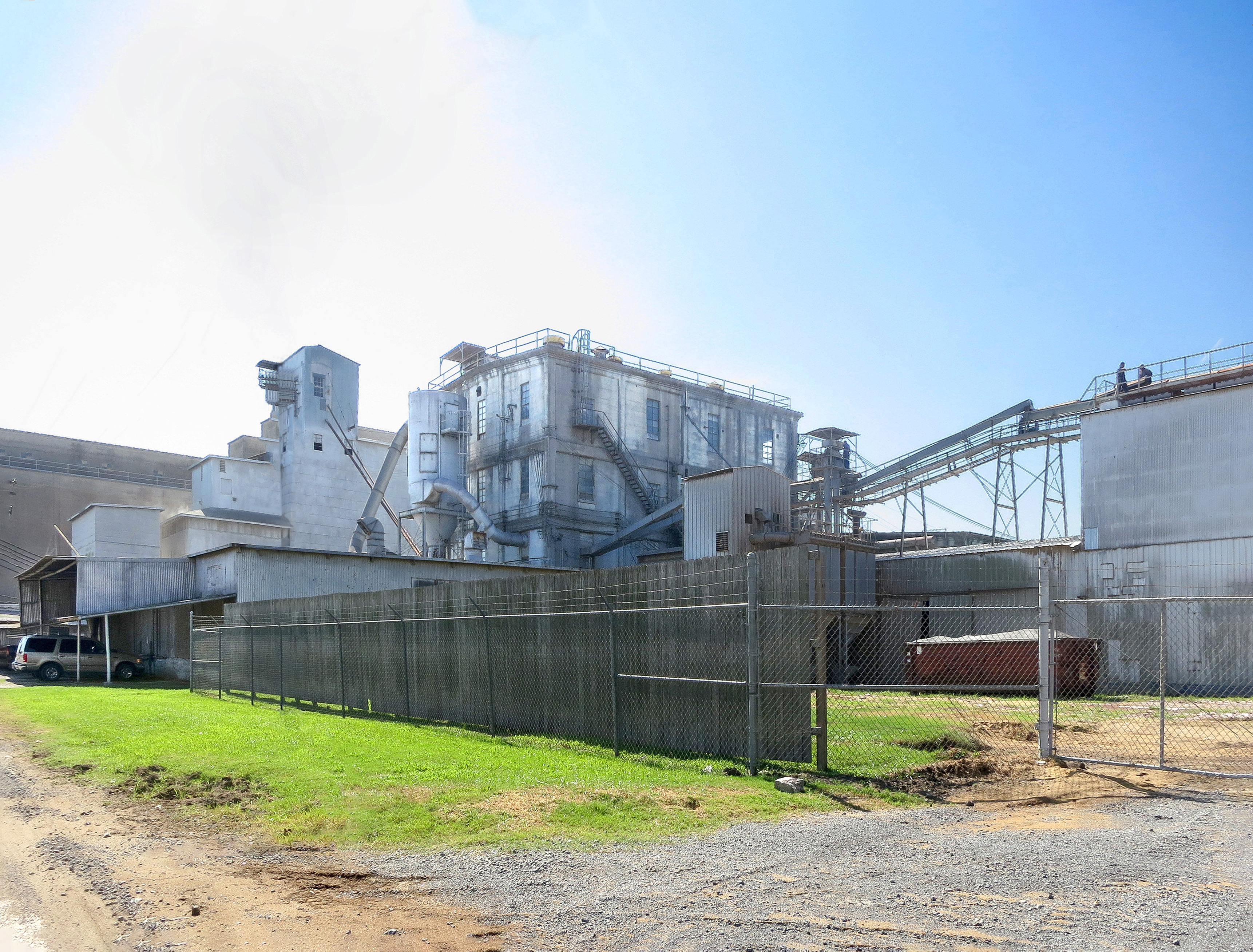 https://upload.wikimedia.org/wikipedia/commons/a/ab/Texas%27_First_Rice_Mill_--_Beaumont%2C_Texas.jpg