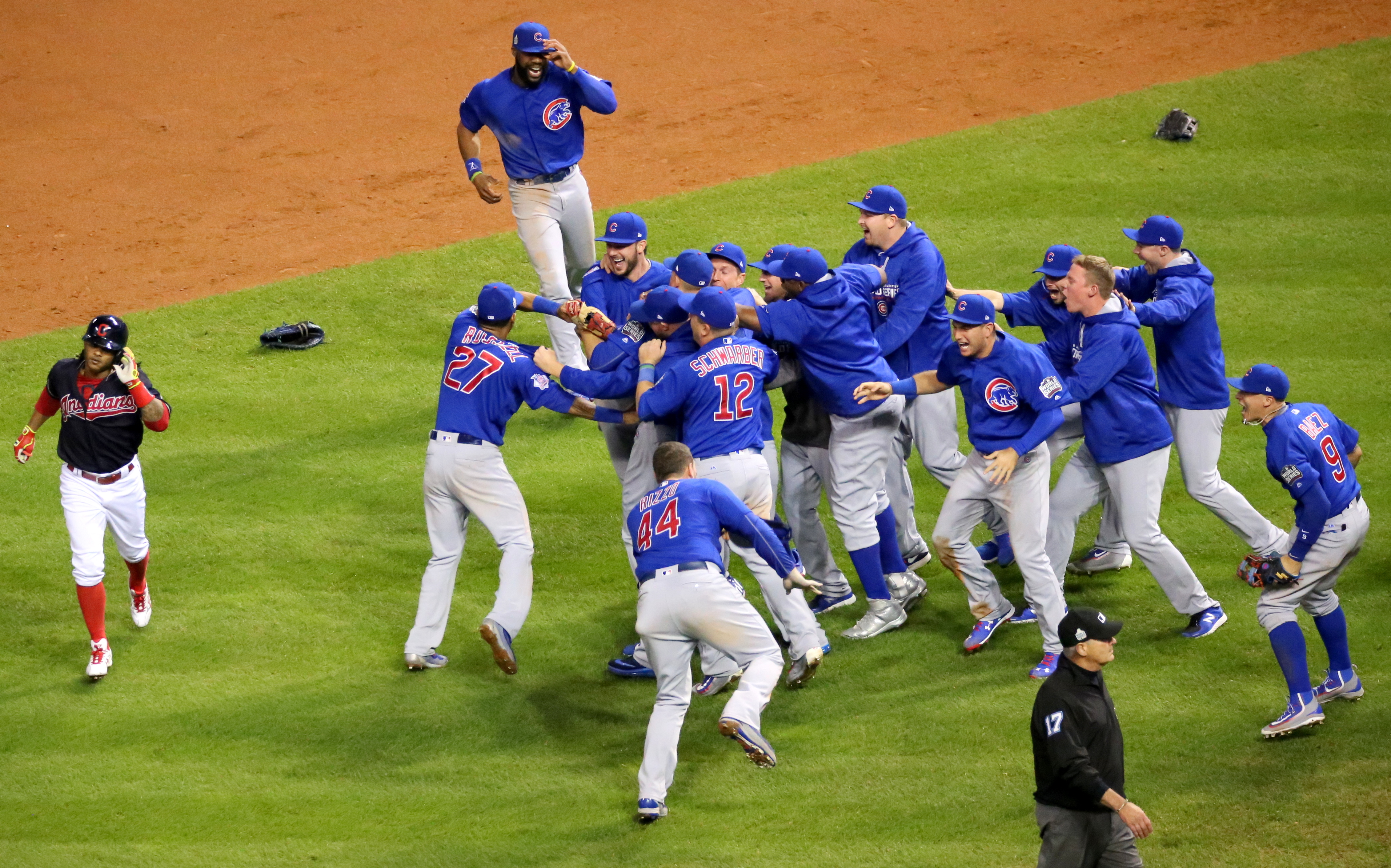 File:The Cubs celebrate after winning the 2016 World Series.jpg - Wikimedia  Commons