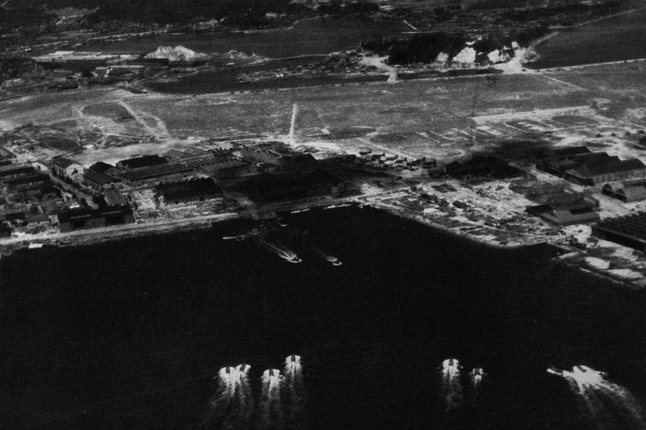 File U S Navy Landing Craft At The Yokosuka Naval Arsenal Japan 30 August 1945 Jpg Wikimedia Commons