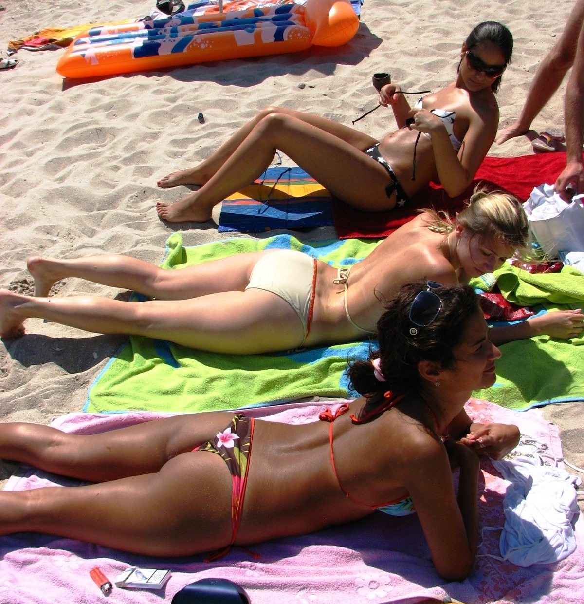 File:Young women bikini.jpg - Wikipedia