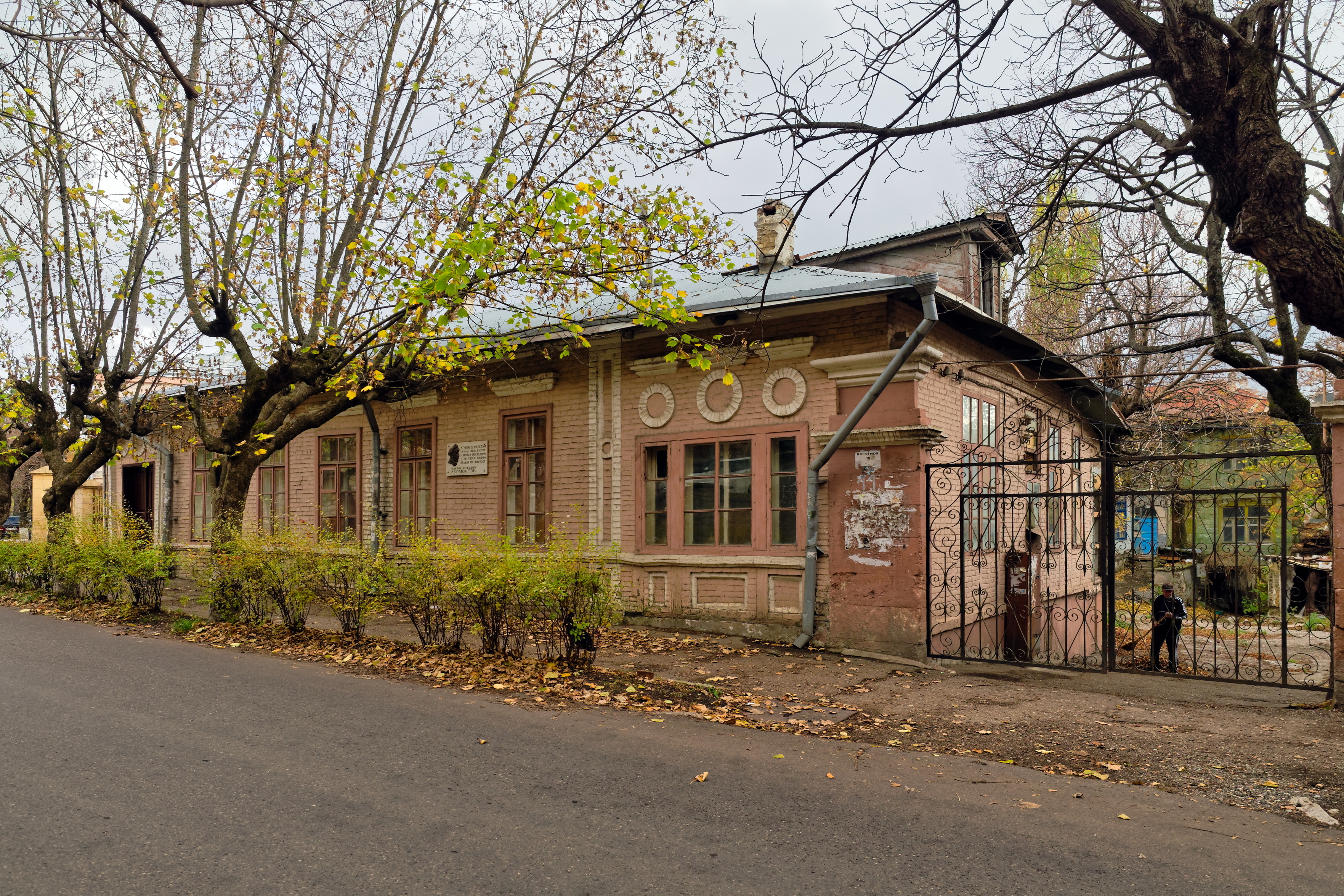 Семашко железноводск. Подворье карповых Железноводск. Подворье Карпова в Железноводске. Усадьба Карпова Железноводск. Дом Лермонтова в Железноводске.