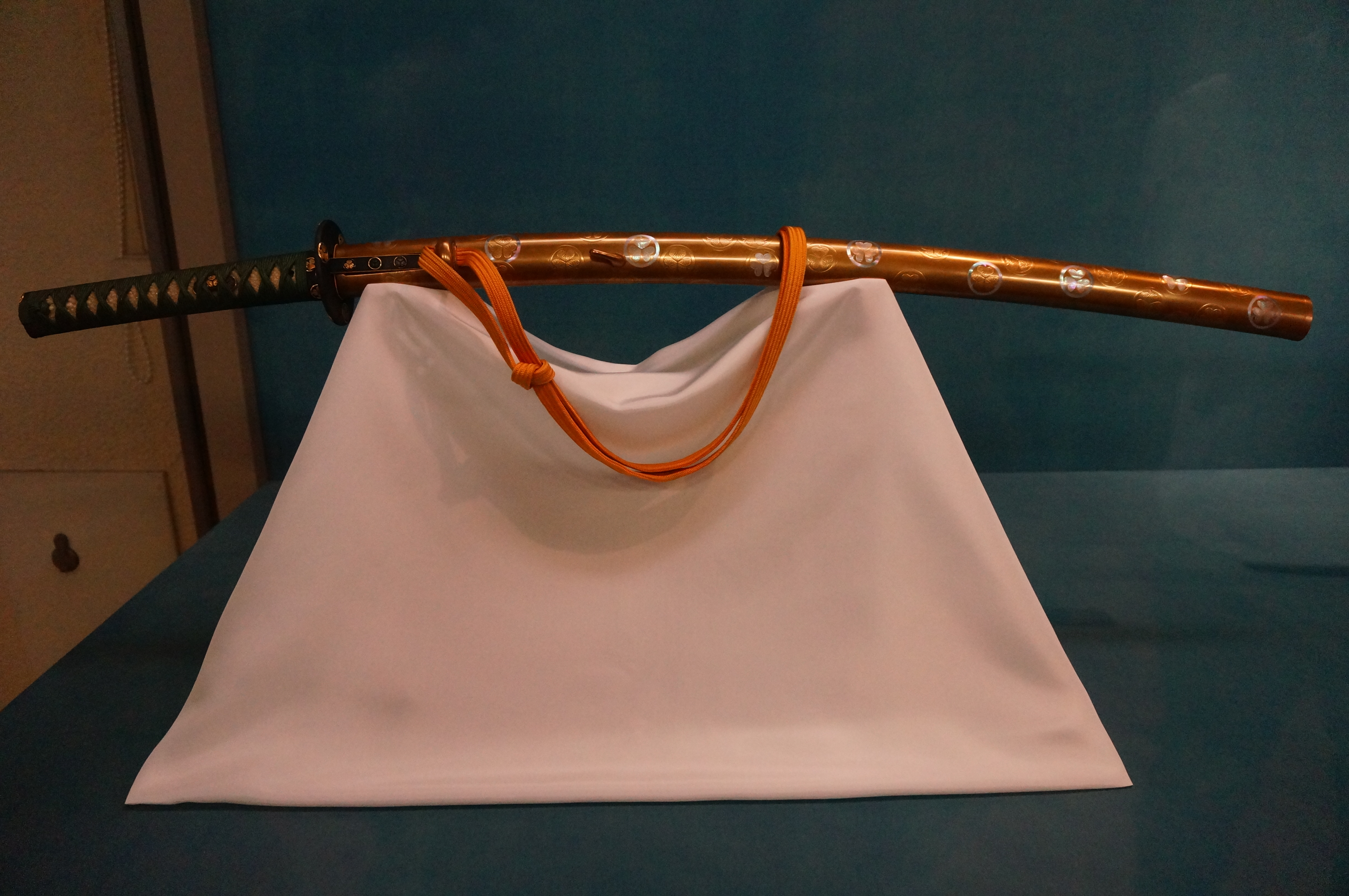 File:沃懸地葵紋螺鈿蒔絵打刀, Katana-style mounting attached to a 