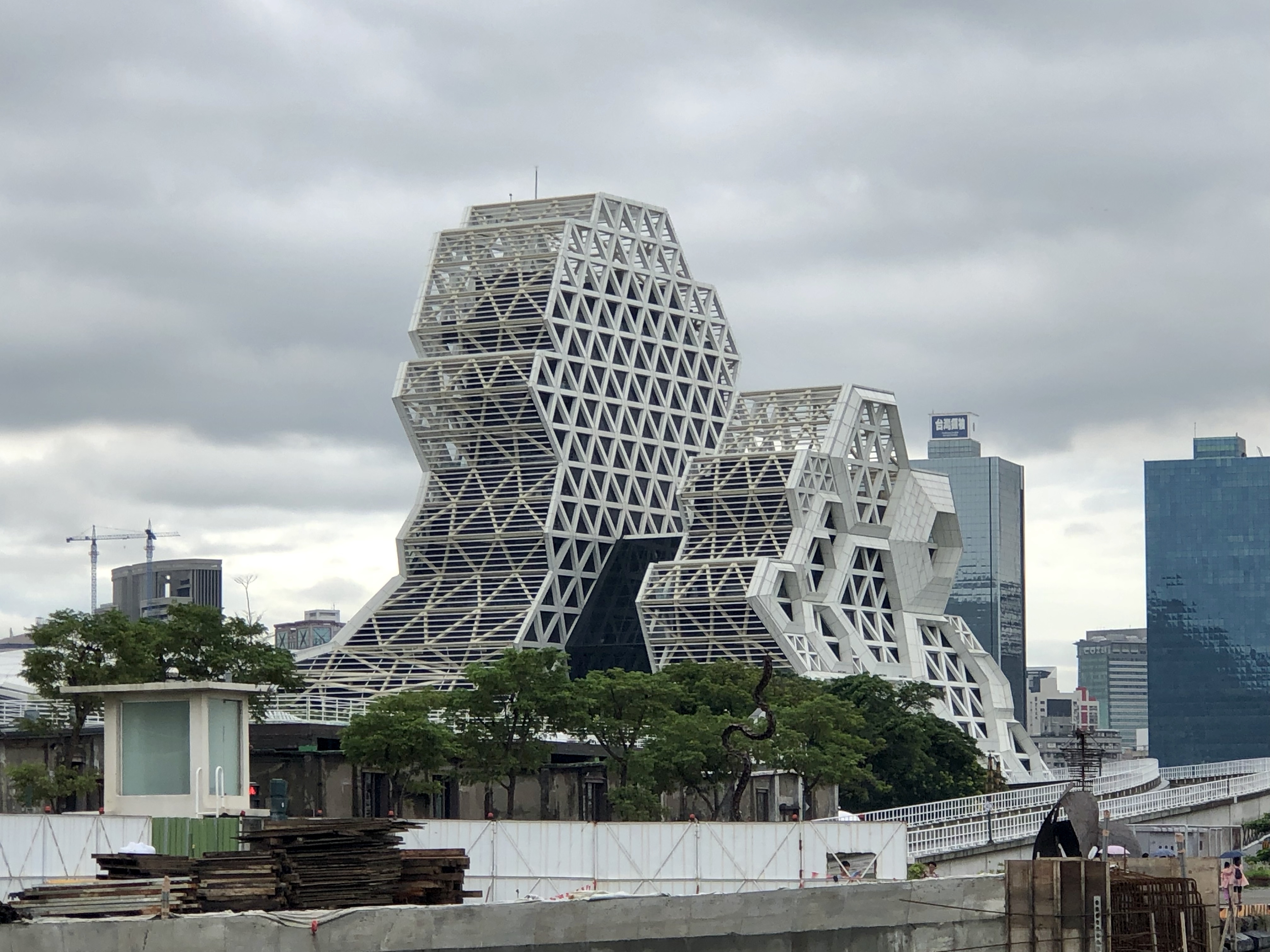 File:高雄流行音樂中心Kaohsiung Music Centre - nearing completion