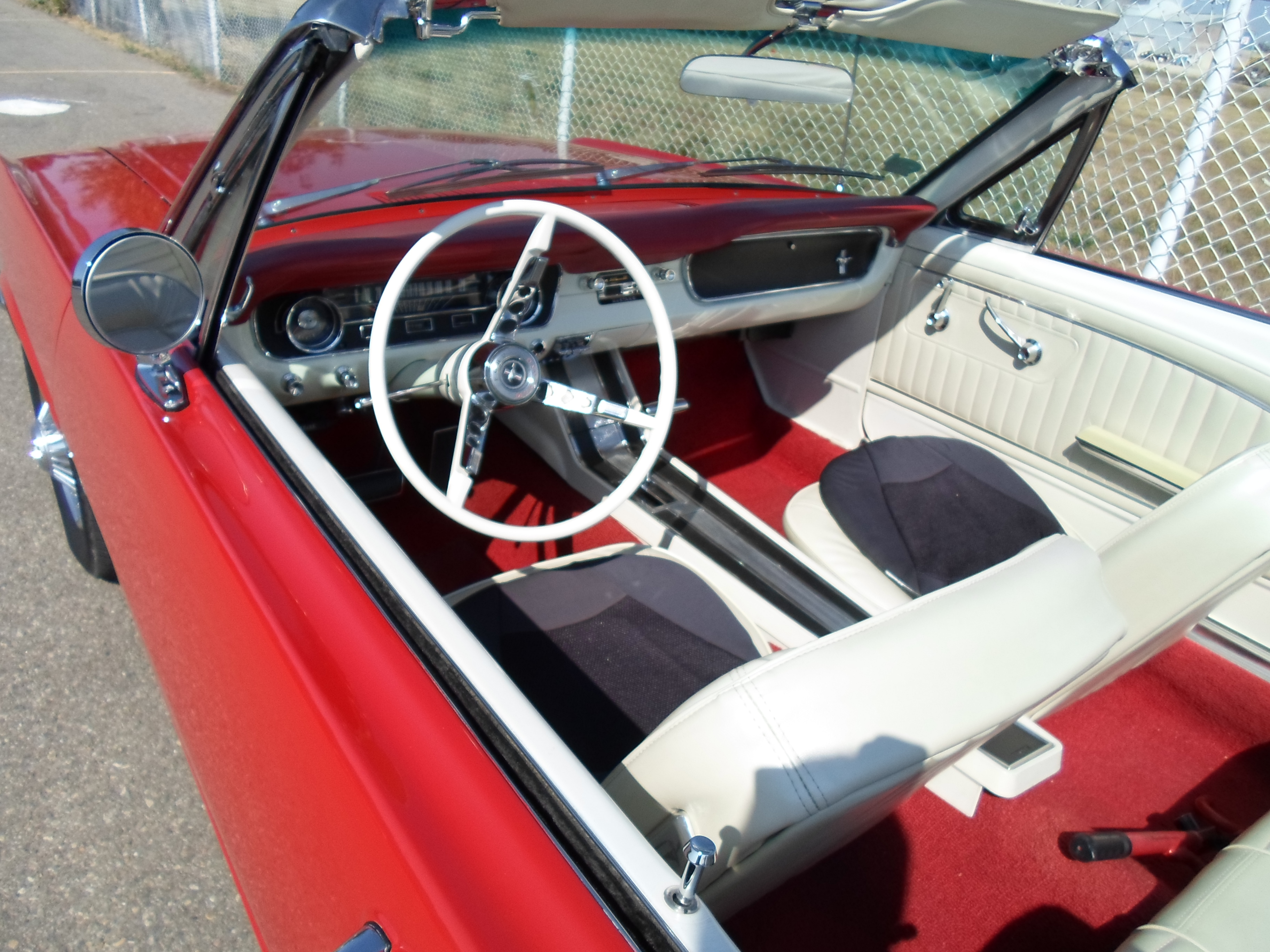 File:1964 1-2 Ford Mustang Convertible - interior (7978357142).jpg -  Wikimedia Commons