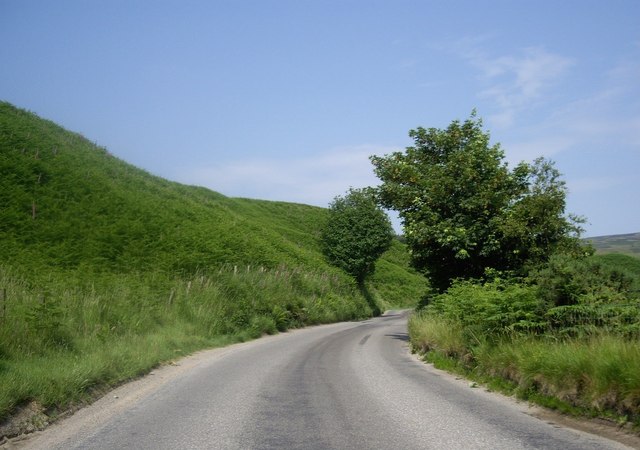 File:Approach to Clatterin Brig from the south - geograph.org.uk - 1384472.jpg