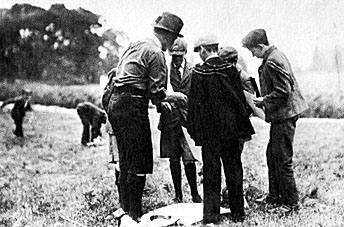 File:BP and future Scouts at Brownsea.jpg