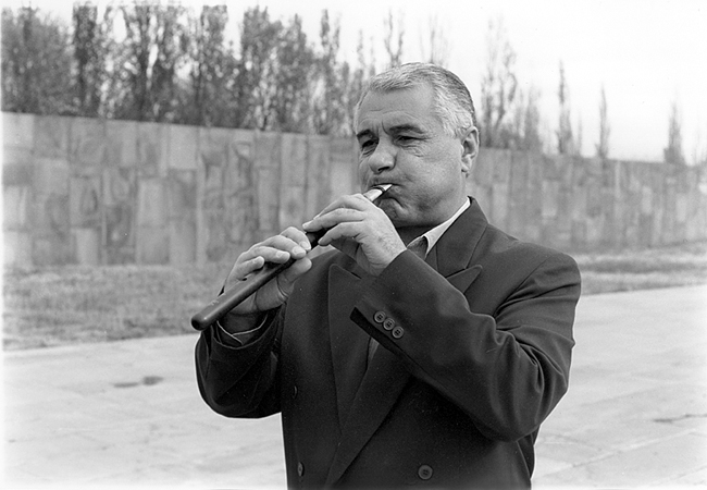 Benik Iknatyan playing the doudouk. Source : https://fr.wikipedia.org/wiki/Duduk