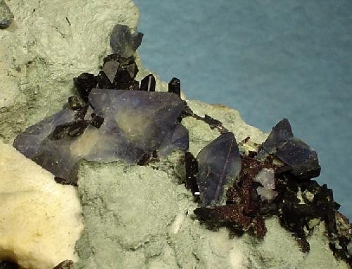 File:Benitoite-Neptunite-157386.jpg