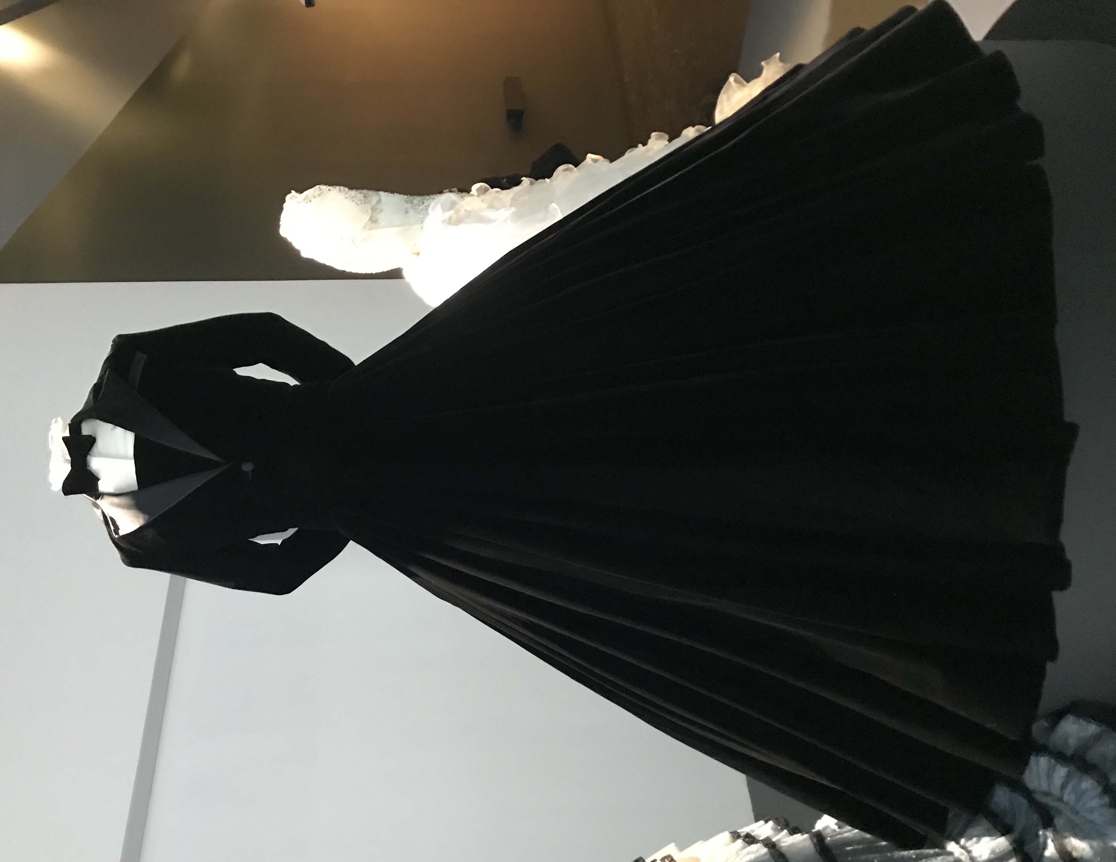 https://upload.wikimedia.org/wikipedia/commons/a/ac/Black_Christian_Siriano_gown_of_Billy_Porter.jpg