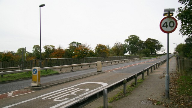 File:Bridge over the M1 motorway - geograph.org.uk - 587185.jpg