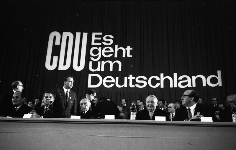 File:Bundesarchiv B 145 Bild-F019970-0020, Düsseldorf, CDU-Bundesparteitag, Adenauer, Erhard.jpg