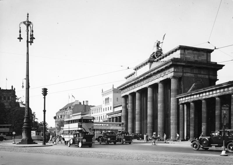 File:Bundesarchiv B 145 Bild-P014313, Berlin, Brandenburger Tor.jpg