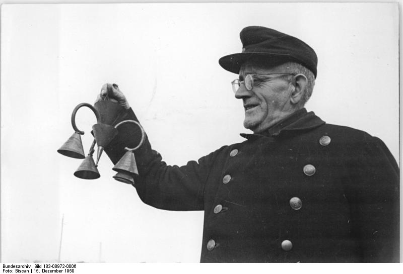 File:Bundesarchiv Bild 183-08972-0006, Buntmetallsammlung, Mann mit kleinerm Metall-Lüster.jpg